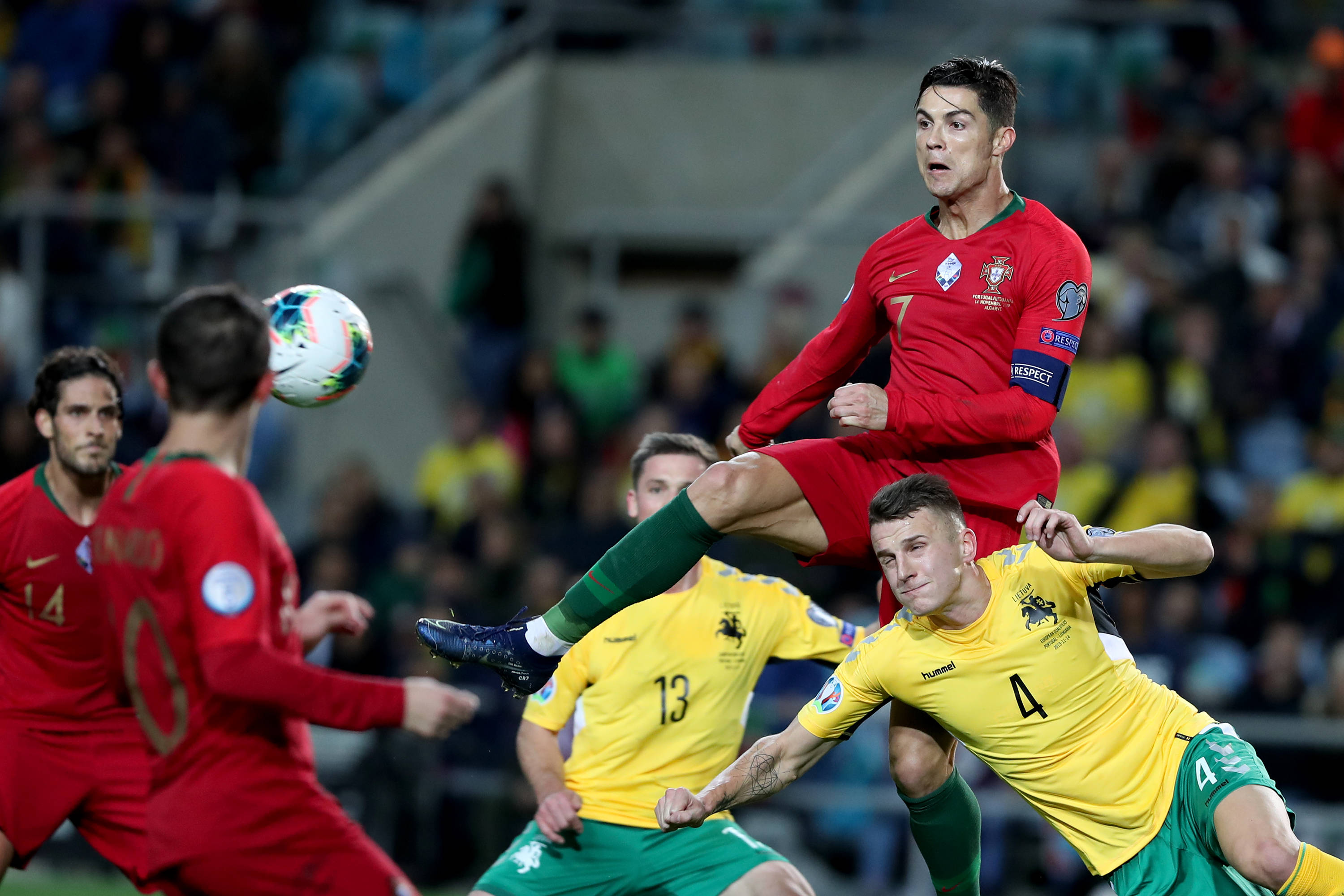 包含赛地聚焦：欧冠赛前热度飙升，皇家马德里远射贴柱，气氛紧张，临场指挥获称赞的词条